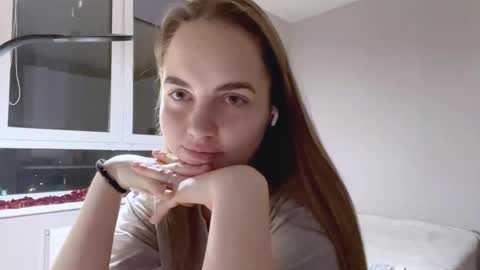 Snapshot of madalinereitsma chatting on 12-16-25, 03:17 Alice online show from 12-16-25, 03:17