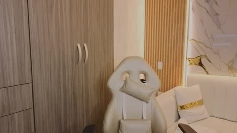 Snapshot of madam_hott chatting on 10-20-25, 03:40 Madam Hott  online show from 10-20-25, 03:40