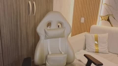 Snapshot of madam_hott chatting on 10-23-25, 03:50 Madam Hott  online show from 10-23-25, 03:50