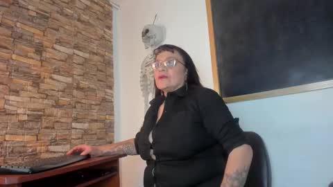 Snapshot of madame_lucy_ chatting on 11-27-25, 03:30 Lucy online show from 11-27-25, 03:30