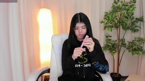 Maddy Please help me with your thumbs up its important online show from 03-11-25, 04:32