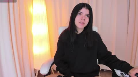 Maddy Please help me with your thumbs up its important online show from 03-12-25, 05:02