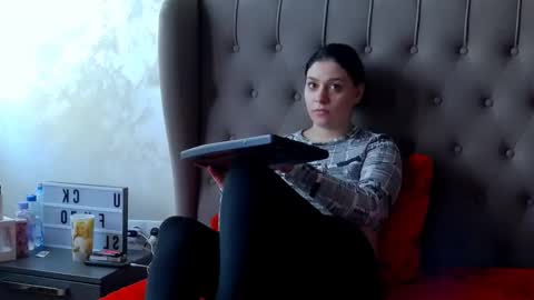 madelynvelure online show from 12-15-25, 10:08