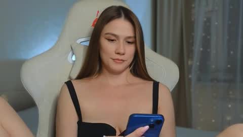 Snapshot of madissson chatting on 02-12-25, 04:11 Madi Soon online show from 02-12-25, 04:11