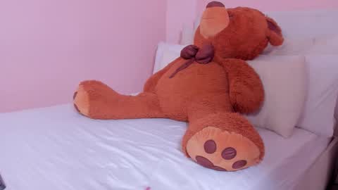 Mae Lyra online show from 11-06-25, 09:37