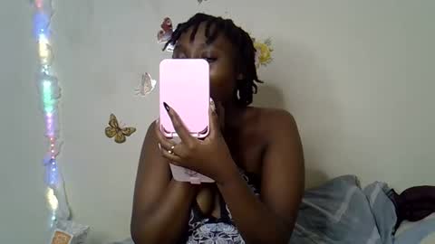 Snapshot of maee_y chatting on 11-18-25, 06:56 Maee online show from 11-18-25, 06:56