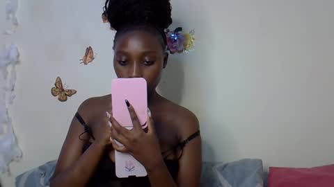 Snapshot of maee_y chatting on 11-26-25, 08:43 Maee online show from 11-26-25, 08:43