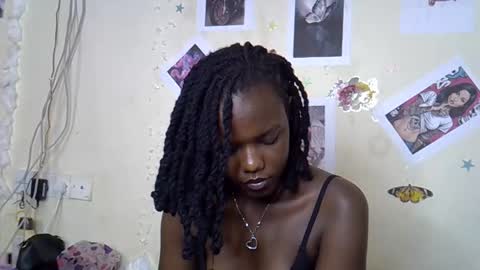 Snapshot of maee_y chatting on 12-13-25, 07:53 Maee online show from 12-13-25, 07:53