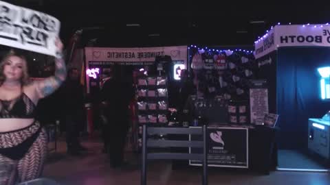 Snapshot of maevemads chatting on 10-19-25, 05:57 Meaves online show from 10-19-25, 05:57