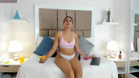 MafeMendez online show from 10-22-25, 12:27