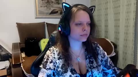 Nicole online show from 11-17-25, 04:24