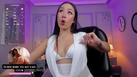Snapshot of maggietime chatting on 02-22-25, 01:02   online show from 02-22-25, 01:02