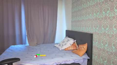 Snapshot of magic_shy chatting on 10-15-25, 01:39 Merry online show from 10-15-25, 01:39