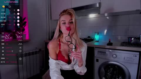 Snapshot of magiclovexo chatting on 01-24-25, 10:43 MagicLove online show from 01-24-25, 10:43