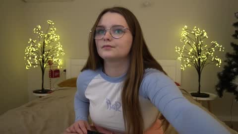 Snapshot of magicpeachhs chatting on 01-16-25, 06:06 Emily online show from 01-16-25, 06:06