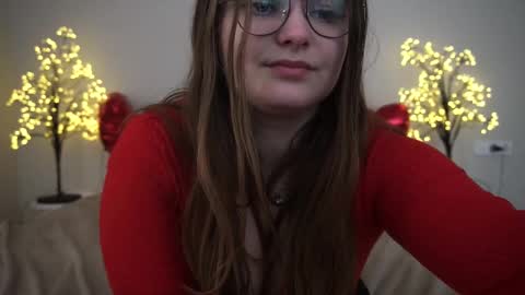 Snapshot of magicpeachhs chatting on 02-25-25, 05:25 Emily online show from 02-25-25, 05:25