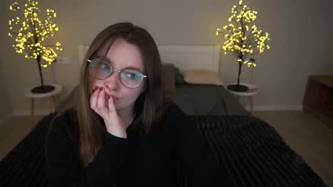 Snapshot of magicpeachhs chatting on 10-06-25, 12:35 Emily online show from 10-06-25, 12:35