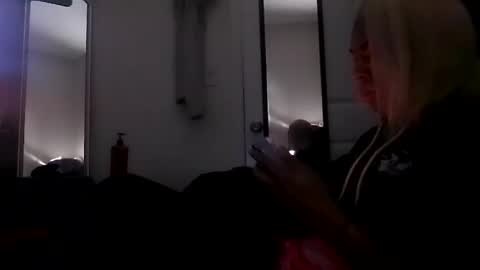 Snapshot of magiicboo chatting on 10-28-25, 07:01 magiicboo online show from 10-28-25, 07:01