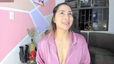 Snapshot of maiaconnor chatting on 07-11-26, 12:24 online show from 07-11-26, 12:24