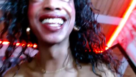 Snapshot of maidi_hot chatting on 03-09-25, 02:21 Bella Maidi online show from 03-09-25, 02:21