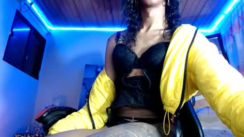Snapshot of maidi_hot chatting on 09-19-25, 10:27 Bella Maidi online show from 09-19-25, 10:27