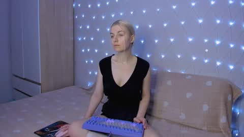 Your kitty online show from 11-22-25, 04:06