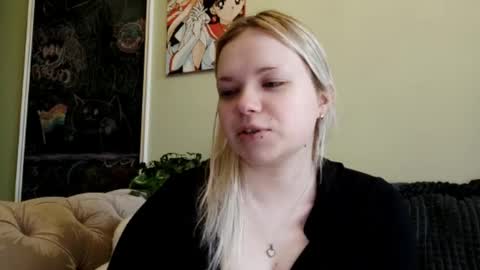 Snapshot of mairaspratlen chatting on 03-04-26, 01:17 Karen online show from 03-04-26, 01:17