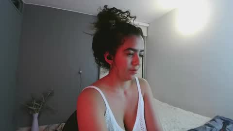 Snapshot of maithe_perroni chatting on 03-08-25, 01:06 Lauu online show from 03-08-25, 01:06