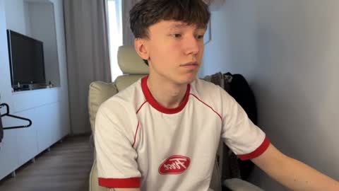 Snapshot of malcolm_yang chatting on 10-06-25, 12:35 Tom and Mark 3 online show from 10-06-25, 12:35