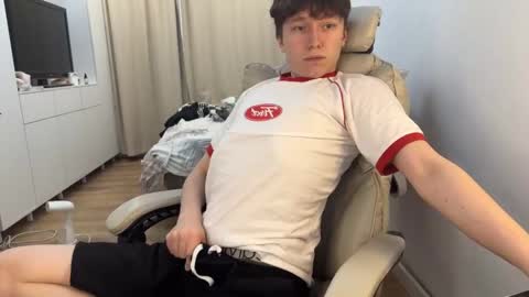 Snapshot of malcolm_yang chatting on 10-27-25, 01:37 Tom and Mark 3 online show from 10-27-25, 01:37