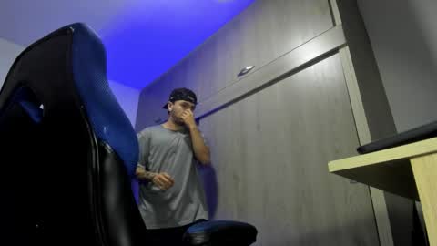 ADAM         online show from 11-05-25, 02:44