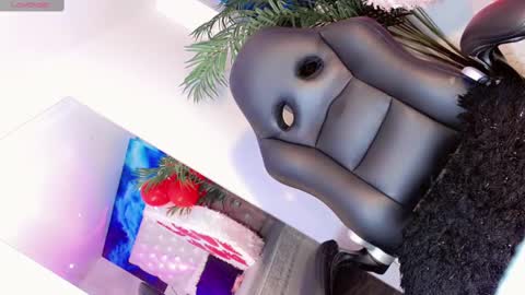 Snapshot of manuela_kingsley chatting on 02-15-25, 04:01 Manuela Kingsley online show from 02-15-25, 04:01