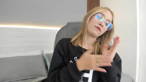 mara_33 online show from 12-16-25, 08:14