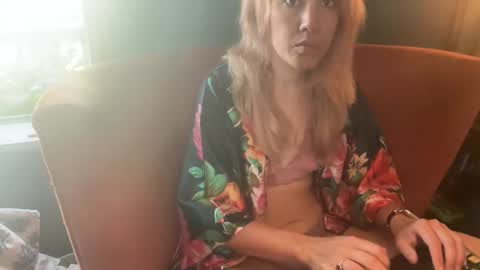 Snapshot of margolane chatting on 10-27-25, 03:05 Elle online show from 10-27-25, 03:05