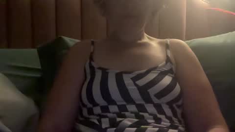 Snapshot of margolane chatting on 10-28-25, 03:10 Elle online show from 10-28-25, 03:10