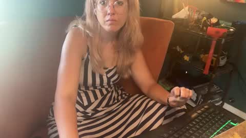 Snapshot of margolane chatting on 10-28-25, 03:14 Elle online show from 10-28-25, 03:14