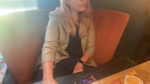 Snapshot of margolane chatting on 10-29-25, 03:14 Elle online show from 10-29-25, 03:14