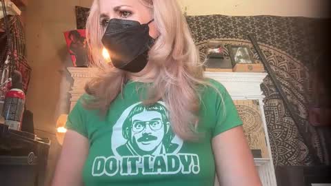 Snapshot of margolane chatting on 10-31-25, 04:30 Elle online show from 10-31-25, 04:30