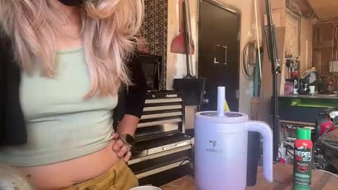 Snapshot of margolane chatting on 11-04-25, 02:49 Elle online show from 11-04-25, 02:49