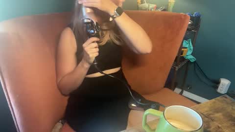 Snapshot of margolane chatting on 11-06-25, 01:45 Elle online show from 11-06-25, 01:45