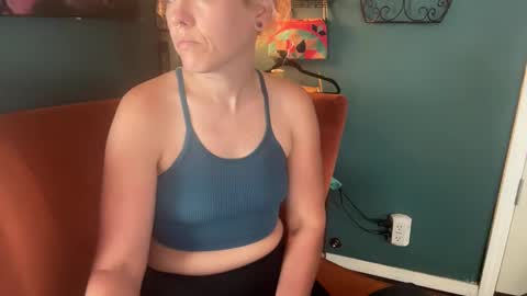 Snapshot of margolane chatting on 11-18-25, 02:43 Elle online show from 11-18-25, 02:43