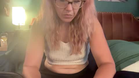 Snapshot of margolane chatting on 11-20-25, 09:58 Elle online show from 11-20-25, 09:58