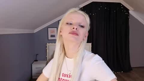 Snapshot of mari_clay chatting on 02-21-26, 09:10 Milena online show from 02-21-26, 09:10