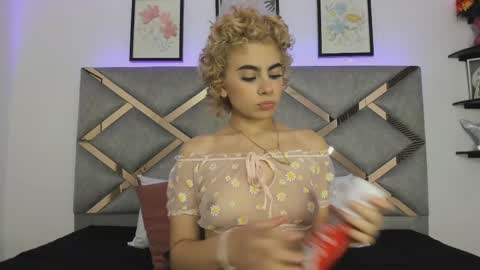 Snapshot of marian_pinzon chatting on 02-14-25, 02:50 Marian online show from 02-14-25, 02:50