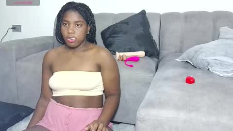 Snapshot of marianaee chatting on 10-15-25, 06:35 marianaee online show from 10-15-25, 06:35