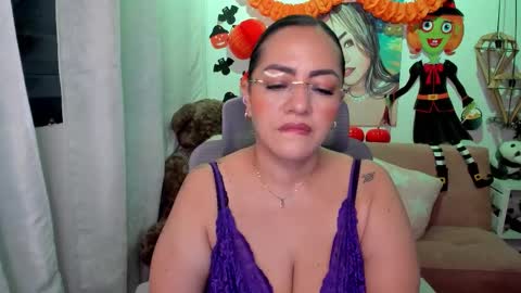 Mariana Lopez online show from 10-31-25, 02:01