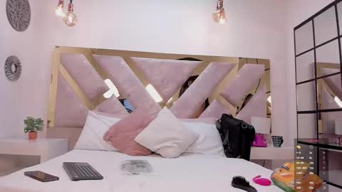 Marianee Rousse  online show from 10-26-25, 10:58