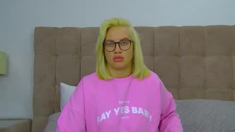 Snapshot of marianeumann chatting on 01-18-26, 06:23 Maria online show from 01-18-26, 06:23