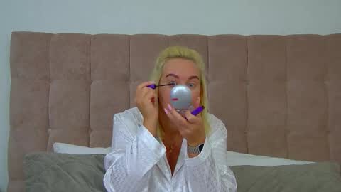 Snapshot of marianeumann chatting on 02-12-26, 07:03 Maria online show from 02-12-26, 07:03