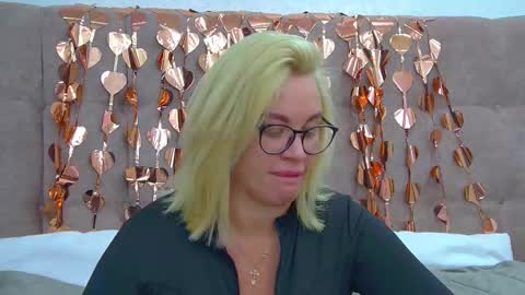 Snapshot of marianeumann chatting on 02-15-26, 06:26 Maria online show from 02-15-26, 06:26